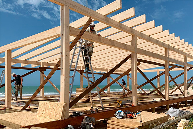 construcción de chiringuito de madera sobre pilotes en Cádiz