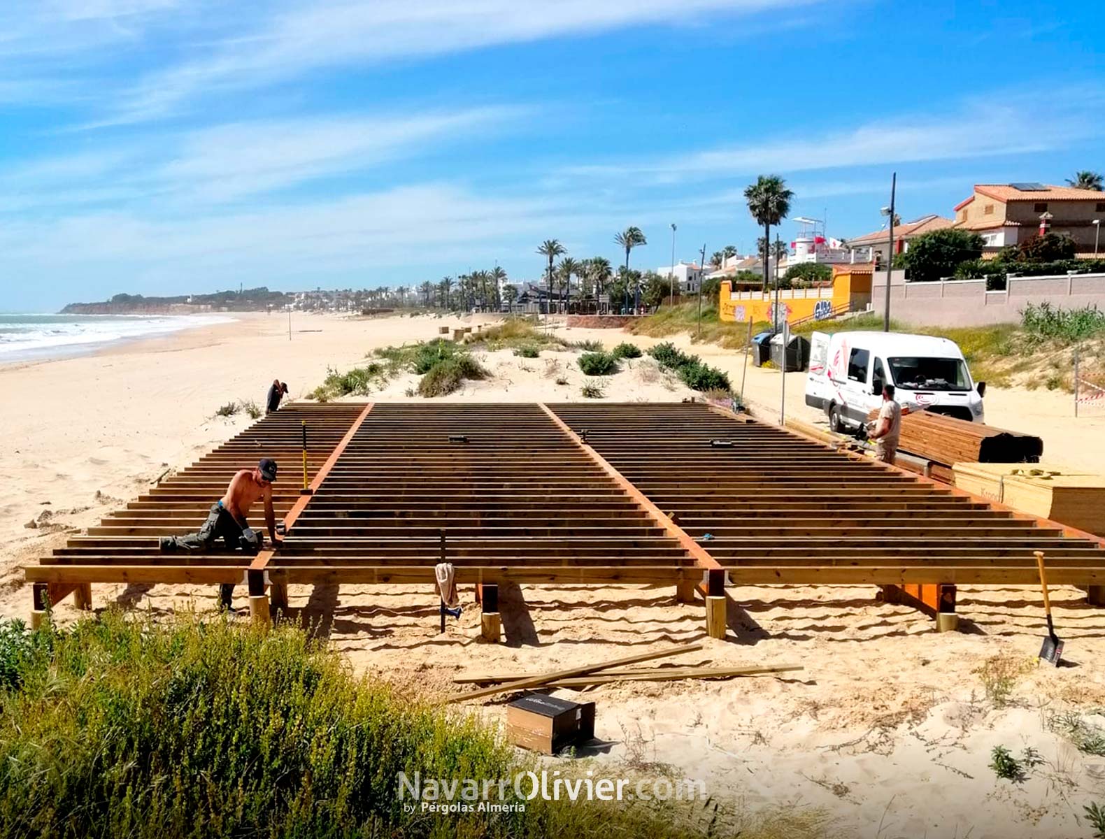 Construcción de forjado de madera autoclave sobre pilotes en Chiclana de la Fronteras