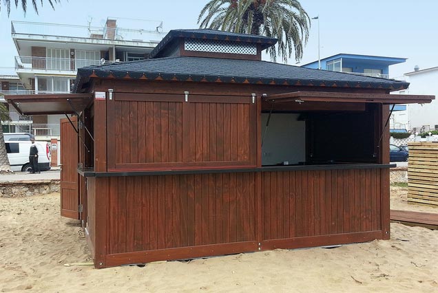 Chiringuito de playa de madera con cubierta a 4 aguas