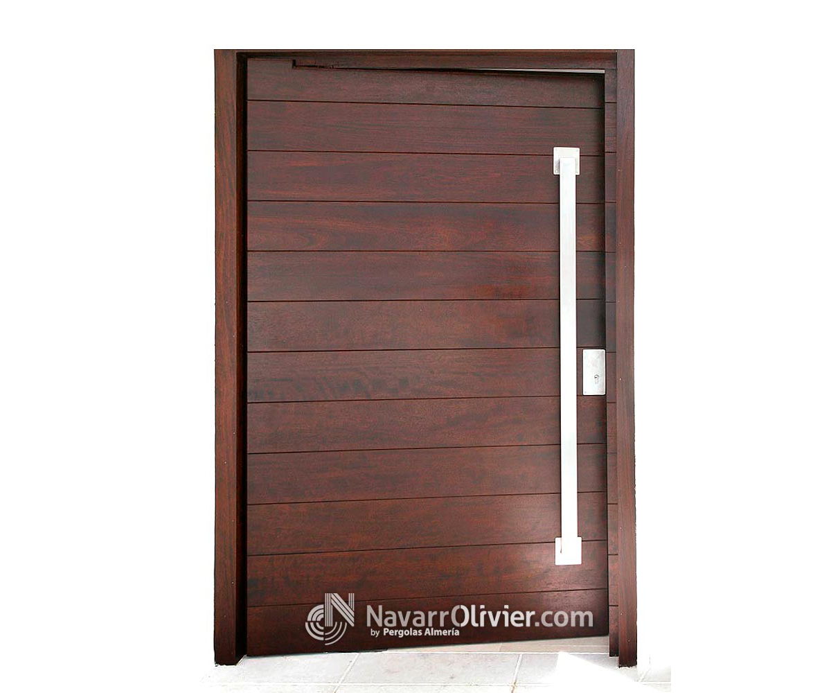 Puerta principal en iroko de eje exentrico