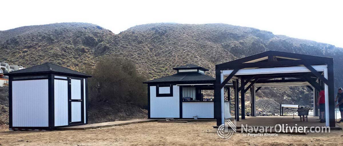 Chiringuito modulo de aseo y terraza con pérgola en Canarias