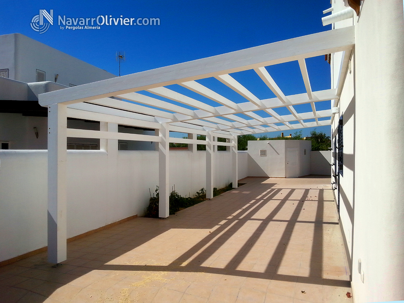 Pérgola estructural en madera color blanco