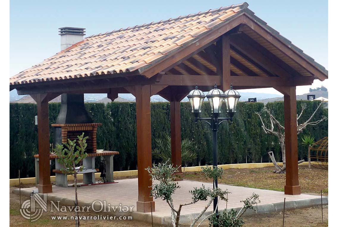 Pérgola de madera para jardín con barbacoa incorporada.