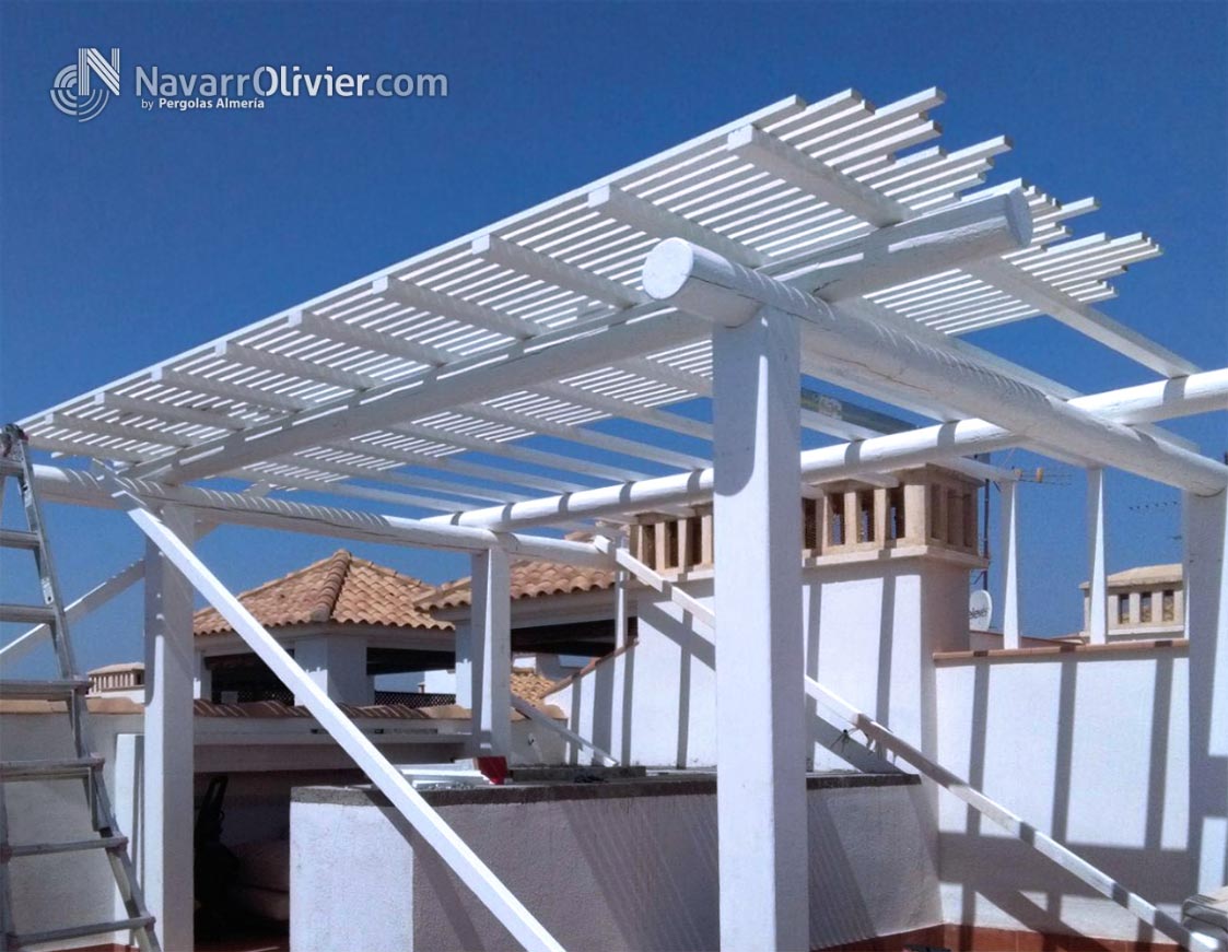 Pérgola de luz filtrada en tronco y listones paralelos