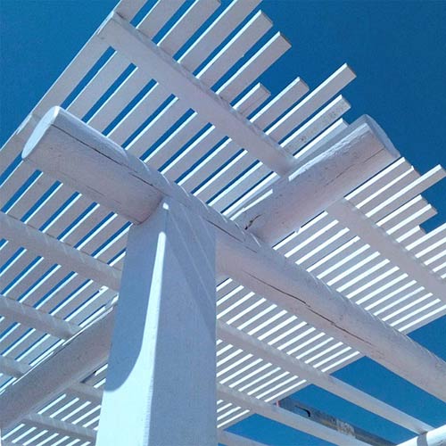 Pérgola decorativa minimalista en madera tratada, Almerimar