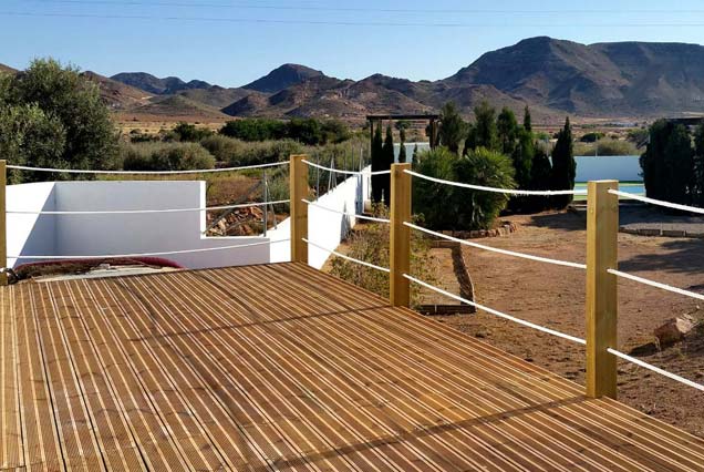 Terraza de madera para hotel boutique