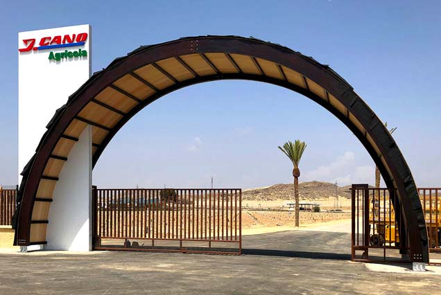 Arco de acceso en madera douglas laminada para agricola J. Cano