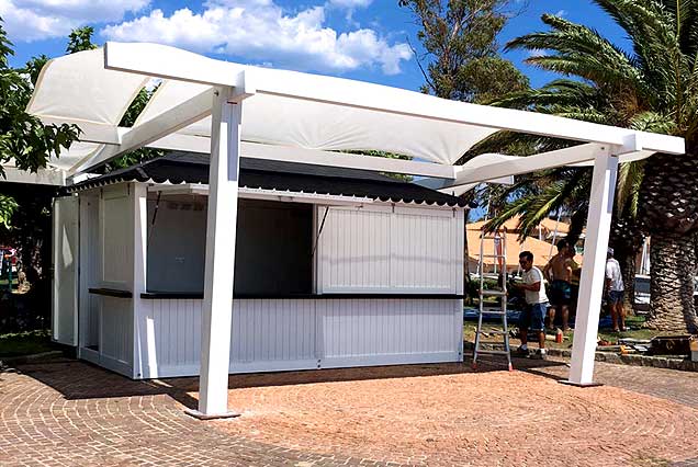 Chiringuito blanco con pérgola adosada en Francia