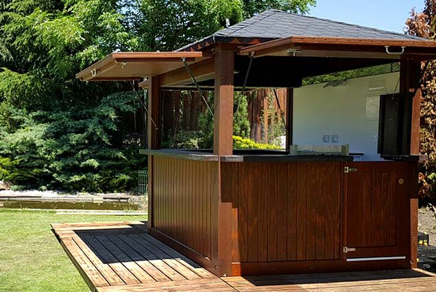 Modulo de kiosco de madera con tejado a 4 aguas