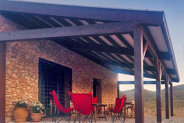 Pérgola en madera estructural y palo calibrado para cortijo