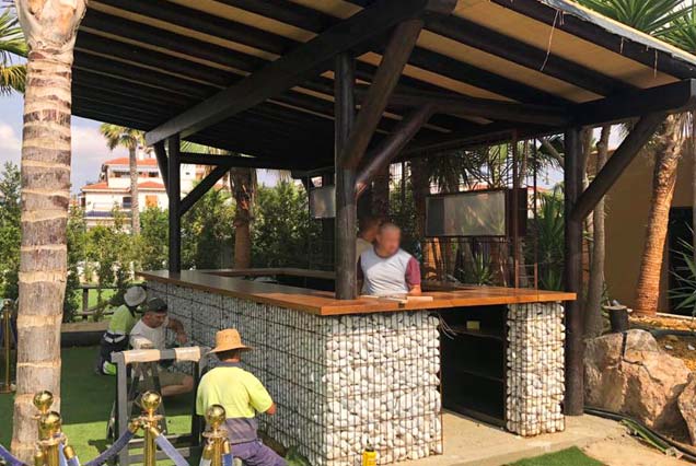 Pérgola para barra exterior en gabiones para Marau Beach Club Almeria