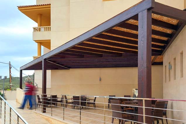 Pérgola de madera y red de fibra de coco para terraza de restaurante en Aguilas, Region de Murcia 
