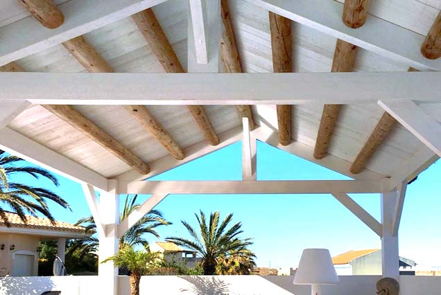 Pérgola de madera y palo cilindrico a 2 aguas en Bera, Almería.	