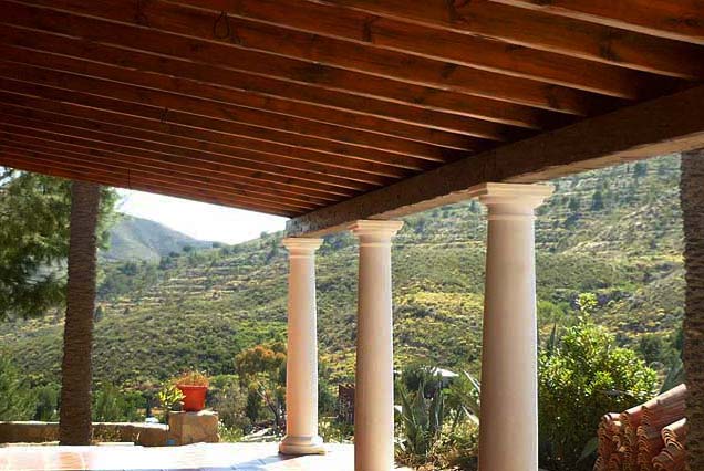 Pérgolas y porches de madera para casas rurales