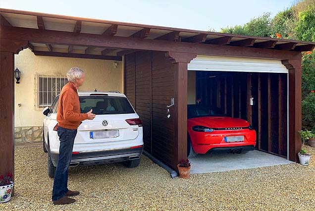 Pérgola para aparcamiento con garaje cerrado