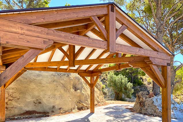 Pérgola de madera tradicional para eventos en exterior de Hotel Rural Foies de Baix.