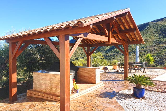 Pérgola tradicional de madera con teja vista