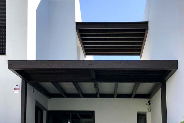 Reforma vivienda turística con pérgolas minimalistas en Mojácar