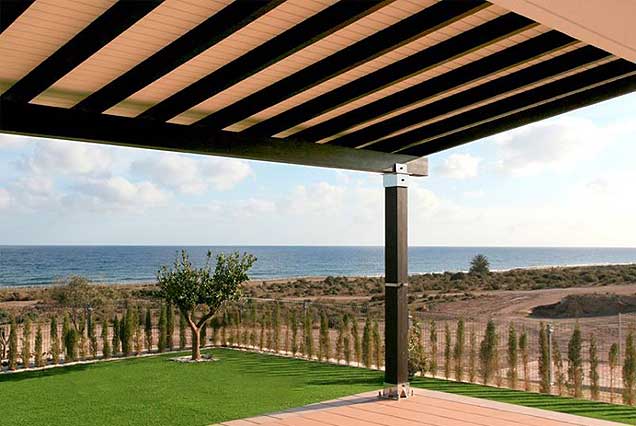 Pérgola adosada para duplex en primera línea de playa