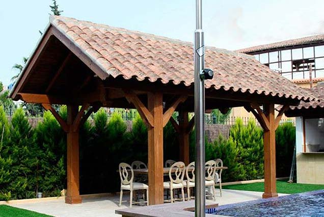 Pérgola de madera con teja a 2 aguas para jardín en Lorca, Murcia.