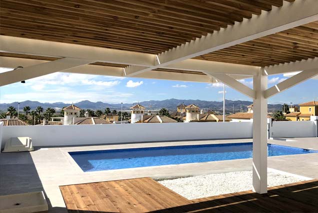 Terraza de veraneo con pergola y chiringuito en Mazarrón