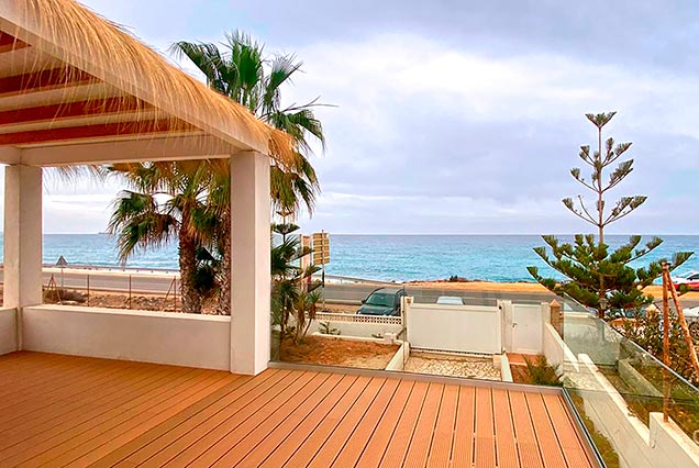 Pérgola sobre deck con cubierta de carritx