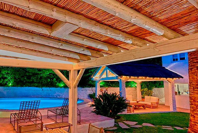 Pérgola en madera y tronco para jardín en Málaga