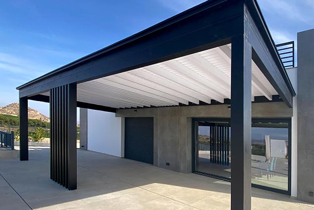 Porche de madera diseño minimalista para vivienda moderna rural en Almerimar, Almería