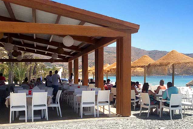 Pérgola a un agua para terraza de restaurante en madera estructural