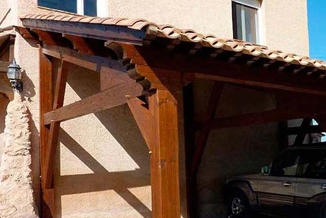 Pérgola rústica en madera con teja vista