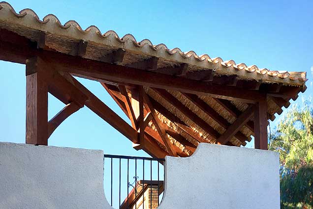 Pérgola triangular en madera con cercha y cubierta en caña, yeso y teja