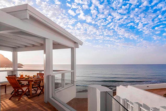 Pérgola de madera blanca en primera línea de playa