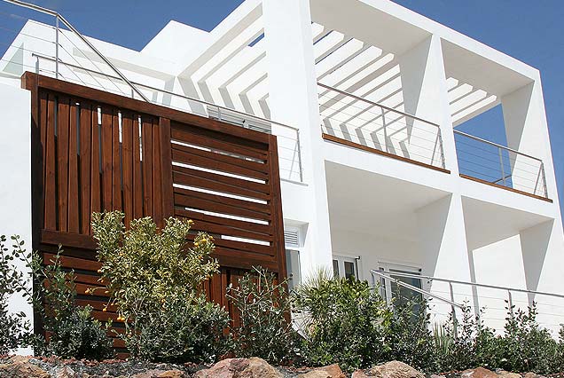 Estructura decorativa en madera para exterior en vivienda de lujo