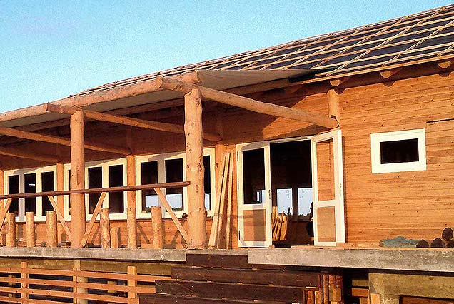 Construcción de estructura con tronco natural de pino descortezado en Casa Blanca, Marruecos