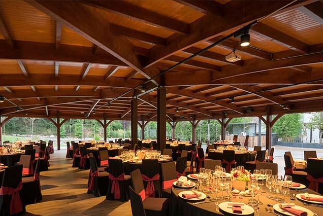 Salón de bodas en madera laminada masia Mas Lombart Barcelona